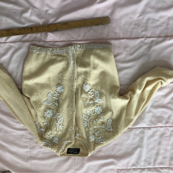 Beautiful vintage sweater- probably 70 yrs old— very good condition- - Picture 5 of 10